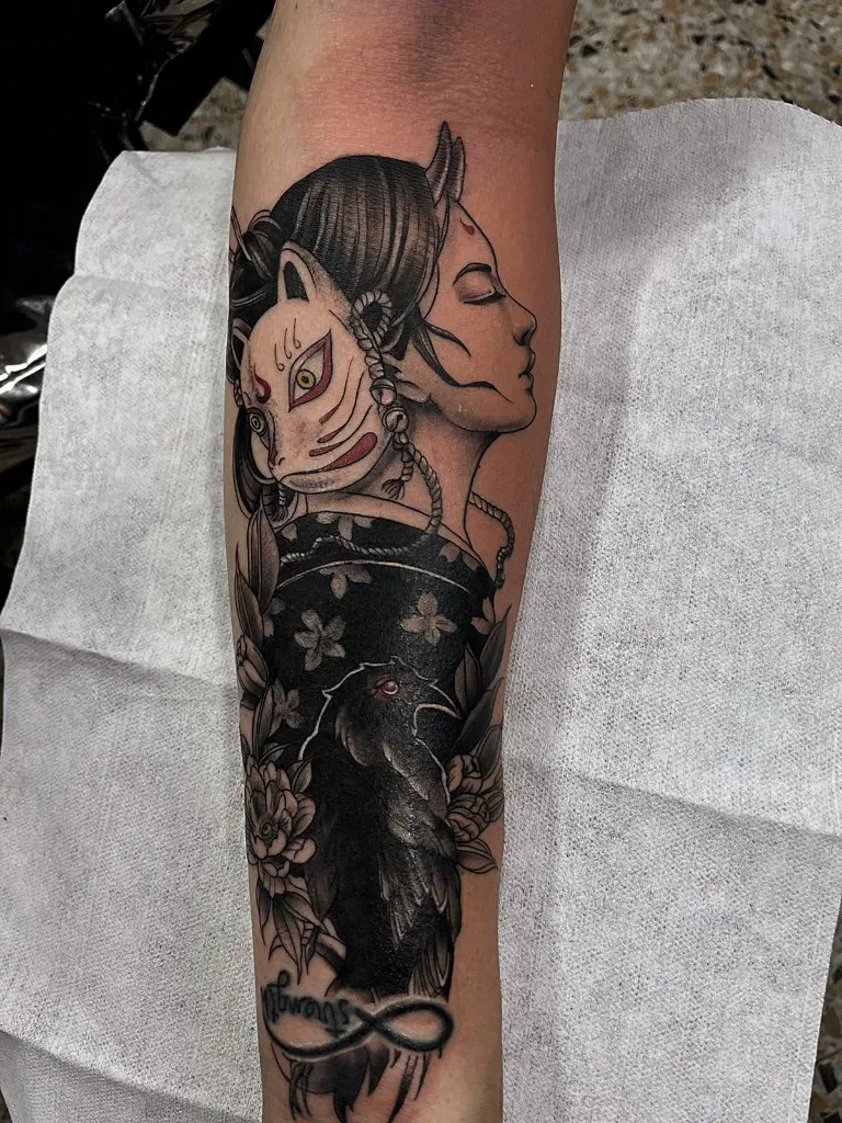 Tatuaje Kitsune y Cuervo