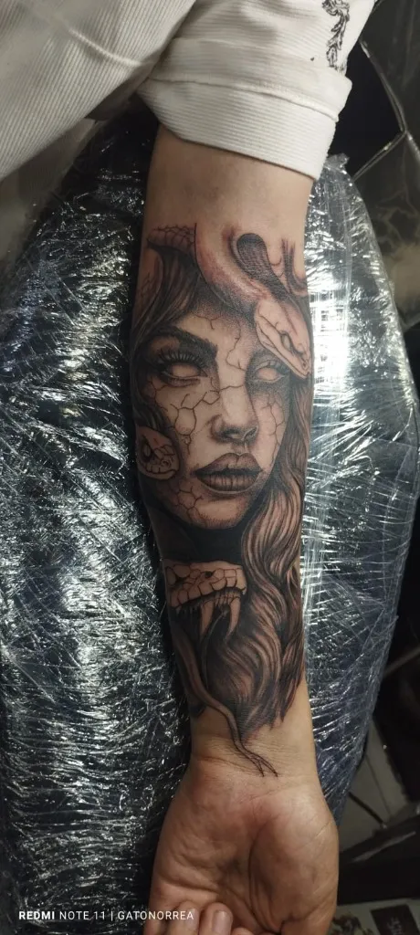 Tatuaje Medusa Realista